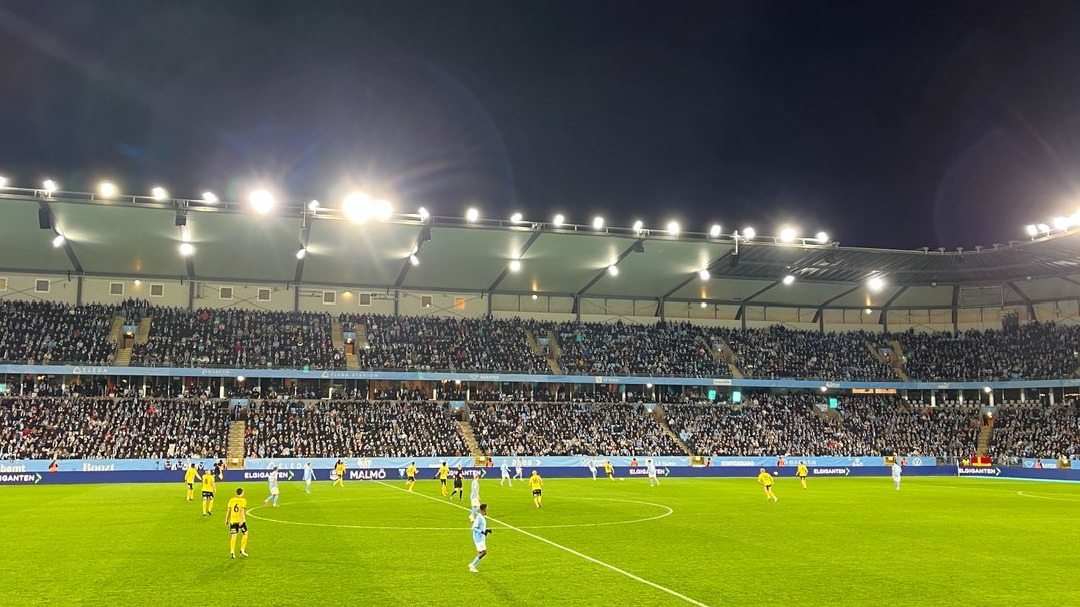 FootBizNews's tweet photo. Indonesia’s football economy is getting harder to ignore.

League revenue has reached Rp705bn. Persib has 16 sponsors, Persija is building around JIS, clubs can register 11 foreign players, and Indonesian capital is moving into Europe.

Read the new FootBiz Indonesia edition: