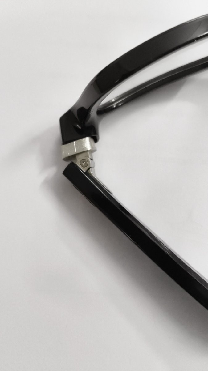 AmitPandef80328's tweet photo. @ray_ban @Meta @RayBanfr 
Bought a Rayban meta. Less than one year the hinges come off from right temple. Service issues. The vendor asks me to buy upgraded version after paying the difference?! #why 
It's manufacturing defect fr which I am bng penalised. Still under warranty. https://t.co/aVT3J8yd3M