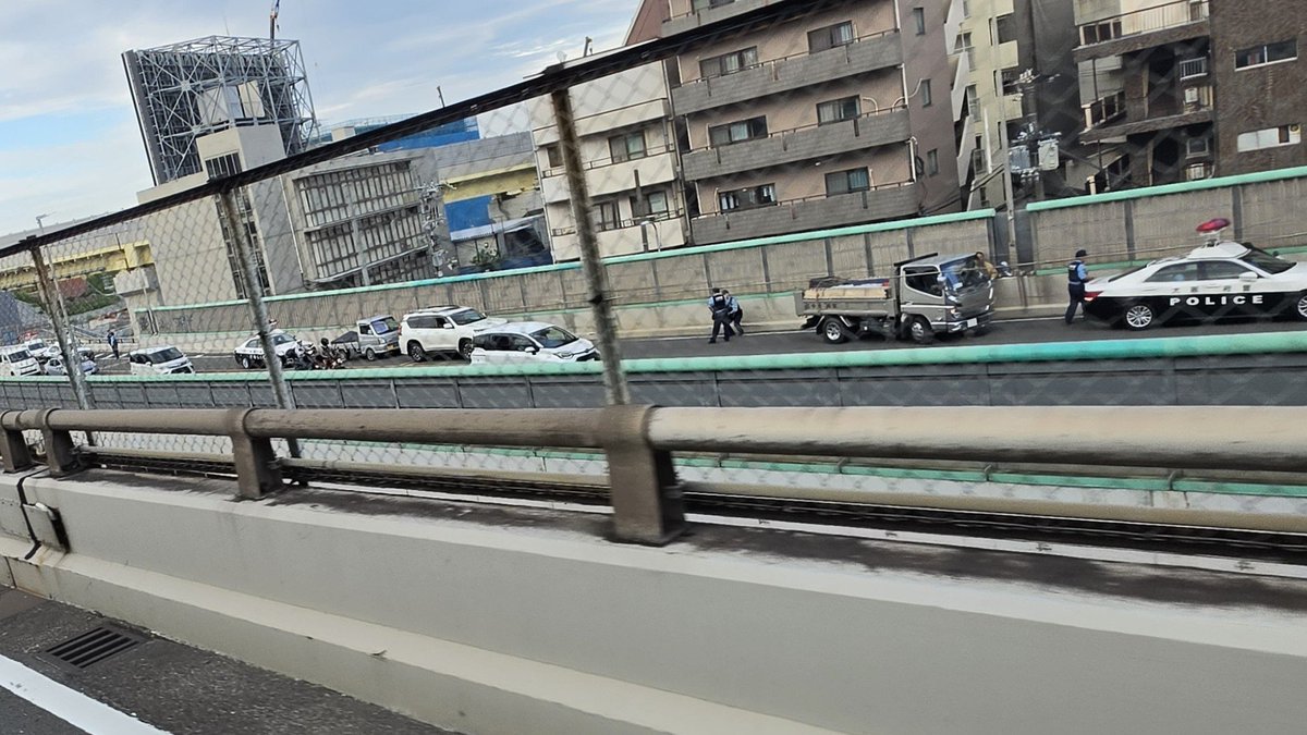 aumvsv's tweet photo. 新御堂筋どうした？
えらいパトカーきとるぞ https://t.co/dEiohlPfid