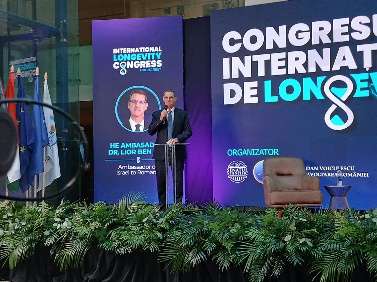 IsraelinRomania's tweet photo. „#Israel 🇮🇱 contribuie activ la dialogul global privind #longevitatea sănătoasă. Ecosistemul israelian de #cercetare, #medicină, #biotehnologie și #inovare digitală creează numeroase oportunități de colaborare internațională. 🤝 Consolidarea parteneriatului cu #România 🇷🇴 poate contribui la transformarea progresului științific în soluții concrete, menite să îmbunătățească sănătatea și calitatea vieții cetățenilor noștri.”

🧬🩺 Dl Ambasador @BendorLior a participat la cea de-a doua ediție a Congresului Internațional de Longevitate, eveniment în deschiderea căruia E.S. a avut onoarea să îl prezinte pe Dr. Ilia Stambler 🇮🇱, cercetător israelian și fondatorul Alianței Internaționale de Longevitate.

Recunoscut la nivel internațional pentru promovarea cercetării și a politicilor publice dedicate longevității, Dr. Ilia Stambler a abordat, în cadrul Congresului, principalele direcții de integrare a longevității sănătoase în strategiile naționale de #sănătate, subliniind totodată importanța cooperării internaționale pentru transformarea progreselor științifice în beneficii concrete pentru oameni.

Organizat de Fundația Dan Voiculescu pentru Dezvoltarea României și Antena 3 CNN, Congresul Internațional de Longevitate a reunit, la Biblioteca Naţională a României, cercetători și experți internaționali pentru a dezbate cele mai noi direcții din #știința longevității, de la #biologia îmbătrânirii și #epigenetică până la medicină regenerativă și prevenție.

🔴🎙 Interviu acordat pentru Antena 3 CNN & 📷 Fundația Dan Voiculescu pentru Dezvoltarea României