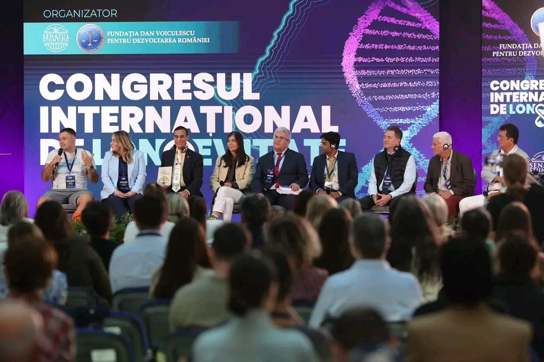 IsraelinRomania's tweet photo. „#Israel 🇮🇱 contribuie activ la dialogul global privind #longevitatea sănătoasă. Ecosistemul israelian de #cercetare, #medicină, #biotehnologie și #inovare digitală creează numeroase oportunități de colaborare internațională. 🤝 Consolidarea parteneriatului cu #România 🇷🇴 poate contribui la transformarea progresului științific în soluții concrete, menite să îmbunătățească sănătatea și calitatea vieții cetățenilor noștri.”

🧬🩺 Dl Ambasador @BendorLior a participat la cea de-a doua ediție a Congresului Internațional de Longevitate, eveniment în deschiderea căruia E.S. a avut onoarea să îl prezinte pe Dr. Ilia Stambler 🇮🇱, cercetător israelian și fondatorul Alianței Internaționale de Longevitate.

Recunoscut la nivel internațional pentru promovarea cercetării și a politicilor publice dedicate longevității, Dr. Ilia Stambler a abordat, în cadrul Congresului, principalele direcții de integrare a longevității sănătoase în strategiile naționale de #sănătate, subliniind totodată importanța cooperării internaționale pentru transformarea progreselor științifice în beneficii concrete pentru oameni.

Organizat de Fundația Dan Voiculescu pentru Dezvoltarea României și Antena 3 CNN, Congresul Internațional de Longevitate a reunit, la Biblioteca Naţională a României, cercetători și experți internaționali pentru a dezbate cele mai noi direcții din #știința longevității, de la #biologia îmbătrânirii și #epigenetică până la medicină regenerativă și prevenție.

🔴🎙 Interviu acordat pentru Antena 3 CNN & 📷 Fundația Dan Voiculescu pentru Dezvoltarea României