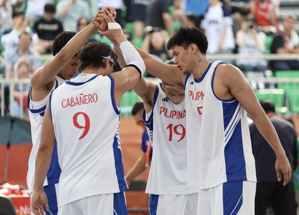 sportsph's tweet photo. LOOK: Gilas Pilipinas 3x3 huddles during the semifinal. 🇵🇭🏀
Nic Cabañero, Luis Pablo, Koji Buenaflor and Doy Dungo regroup on the court against South Korea.
Gilas eventually fell, 21-9, and will battle Iran for bronze.
📸 POC Media Pool
#GilasPilipinas #AsianGames #Gilas3x3 https://t.co/YTgytxjhuI
