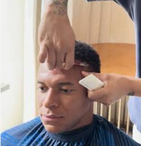 ActuFoot_'s tweet photo. 🚨🚨 LES ACCÈS À CLAIREFONTAINE AUX COIFFEURS DES JOUEURS SONT DÉSORMAIS INTERDITS SOUS ZIDANE !!! 🚫💇‍♂️🇫🇷

Une fois que le stage débute : PLUS PERSONNE N’ENTRE ! ❌

🗞️ @lequipe https://t.co/Bfkxl1tSDG