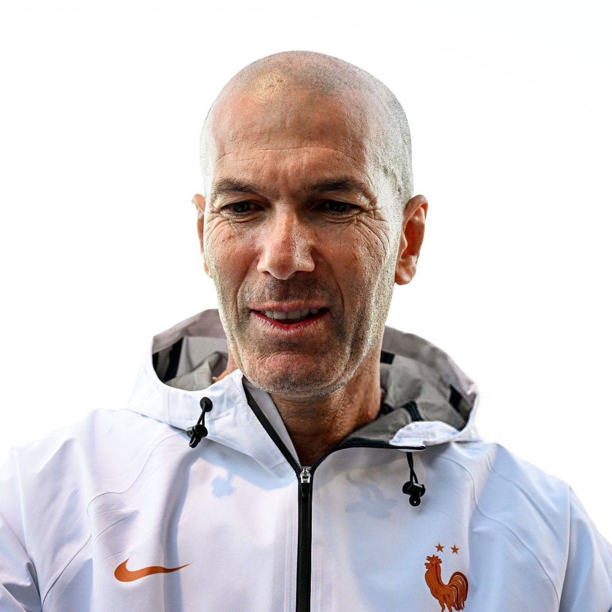 ActuFoot_'s tweet photo. 🚨🚨 LES ACCÈS À CLAIREFONTAINE AUX COIFFEURS DES JOUEURS SONT DÉSORMAIS INTERDITS SOUS ZIDANE !!! 🚫💇‍♂️🇫🇷

Une fois que le stage débute : PLUS PERSONNE N’ENTRE ! ❌

🗞️ @lequipe https://t.co/Bfkxl1tSDG