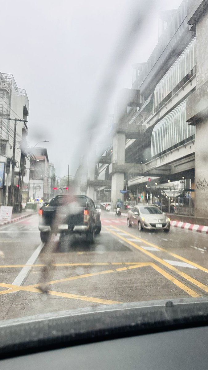 Bearboy678's tweet photo. ฟ้าฝน  🌩️⛈️
ผู้คน🚶
ไฟแดง 🚥 https://t.co/bbBkkCleI5