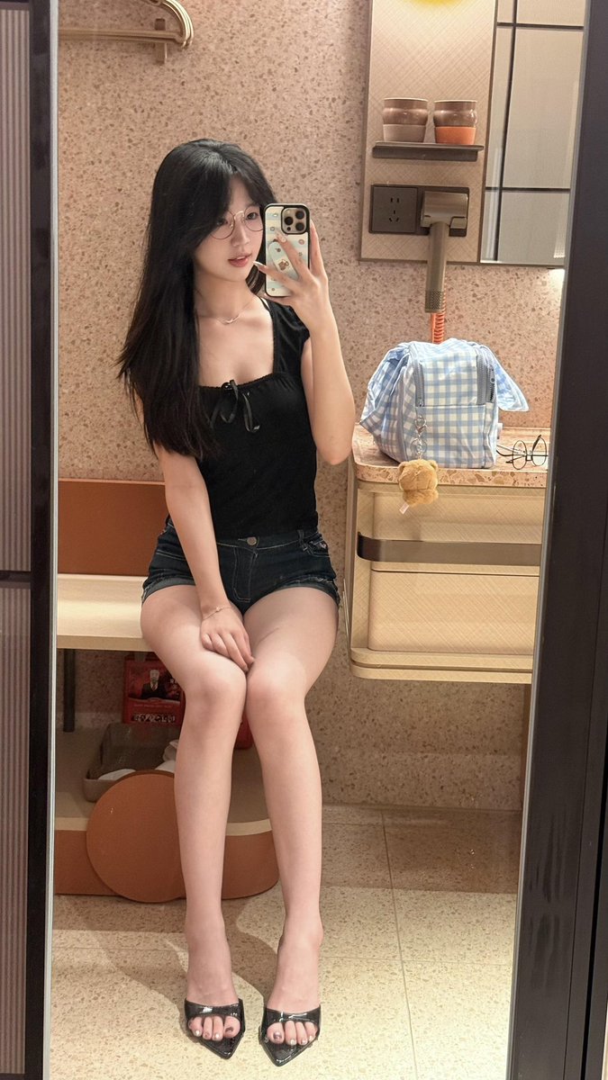 NeffatiZouhour's tweet photo. 05后二十➕的女大还有男孩子喜欢吗？ https://t.co/jbEtLcQck9