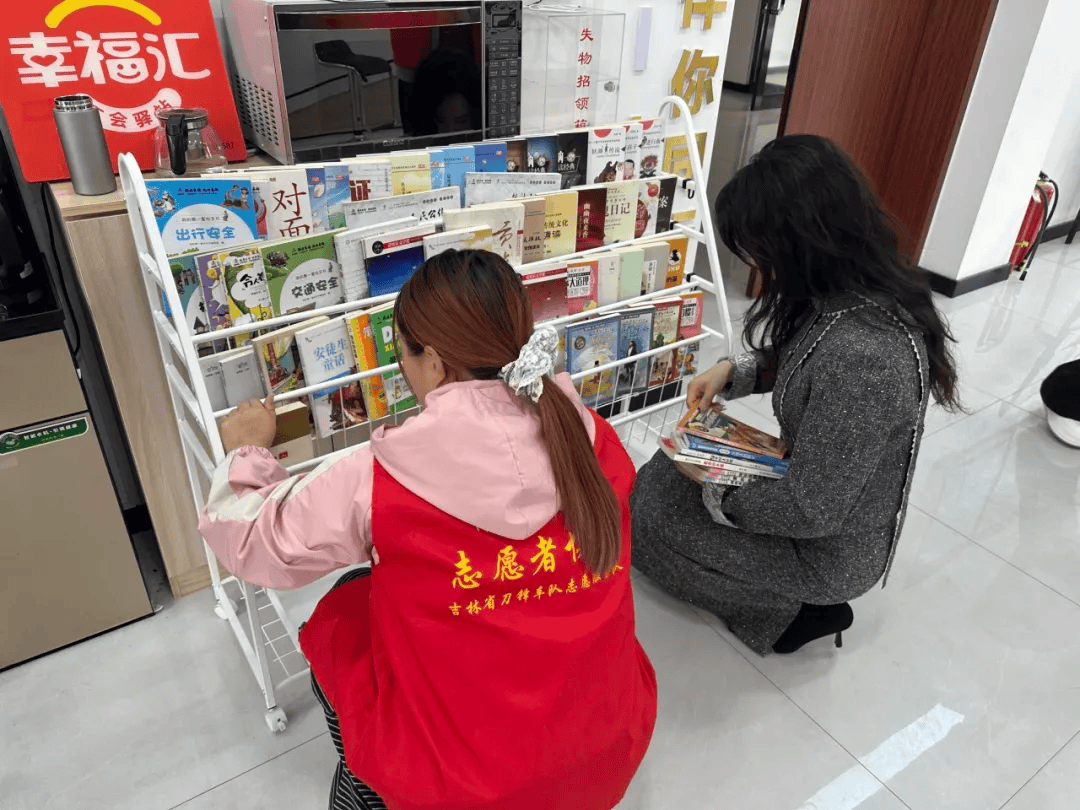 phattuan367209's tweet photo. Spent 3 hours sorting donated books at the community center today! Nothing beats the smile on a kid’s face when they pick out their favorite storybook. #VolunteerTime #SmallKindness https://t.co/7JpPgwuEvJ