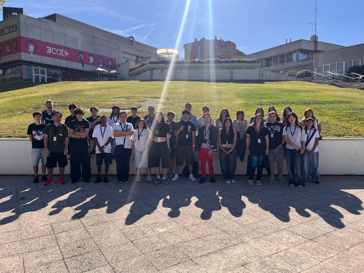 emavescola's tweet photo. Visitem els estudis de TV3 amb l'alumnat de 1r de Producció. A la visita vam poder veure diversos platós, sales de realització, el magatzem i molt més! https://t.co/SCJfpSKycr