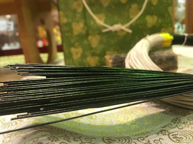 araarafene's tweet photo. 某一宮の宮司さんに伺った話なのだけれど、ある日お賽銭箱を開けたら黒の水引で結ばれた熨斗袋が入っており「なんて礼儀知らずな…」と拾い上げてよく見てみたら、黒の紐が掠れた部分が薄く赤に染まっており慌てて宮内庁に電話をかけて御礼を申し上げた、なんて話があるのだ。
やんごとない一族の方がお使いになる水引は赤をなん度も重ねた玉虫色で、一見すると黒に見えるんだよね…ということですのだ😌