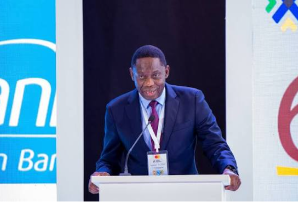 pearlfmug's tweet photo. Hannington Wasswa, akulira bbanka z’eby'obusuubuzi mu Bbanka enkulu eya Uganda abadde akikiiridde Gavana, Michael Atingi-Ego, asabye Bannayuganda okukwata obulungi obupapula bwa sente okwewala okwonooneka n’agamba nti okukyuusa ssente ezonoonese kitwala ssente nnyingi. https://t.co/lNYUWb4Z9Y
