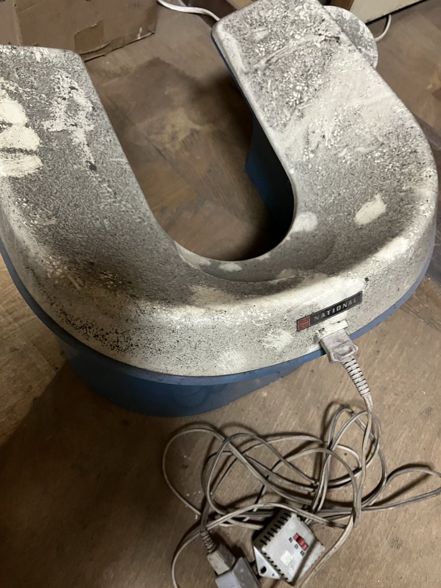 gumgamu's tweet photo. 和式用トイレの上に設置して暖かくなる便座発掘 https://t.co/7HK6LUhzcw