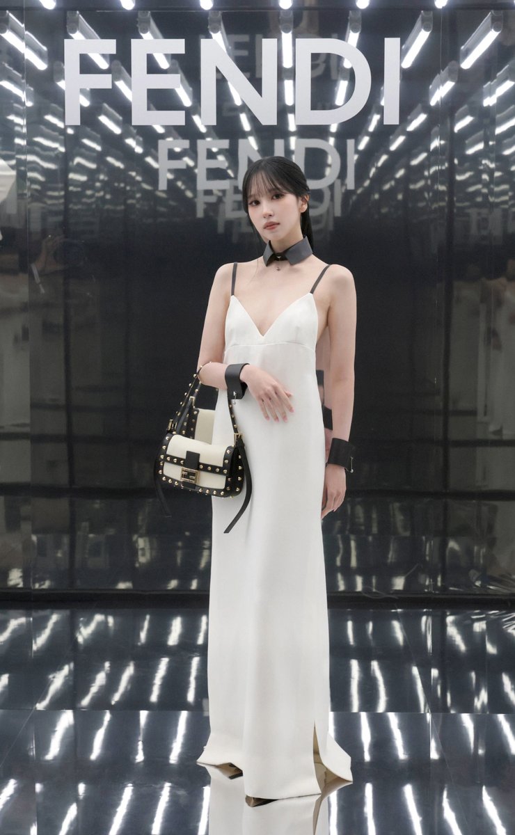 FENDI_JAPAN's tweet photo. フェンディ 2027年春夏コレクションのショーにMINAや目黒蓮など世界各国のセレブリティが出席
───────
フェンディは、2026年9月23日（水）21時（日本時間）にミラノショールームにて、チーフ クリエイティブ オフィサー、マリア・グラツィア・キウリによる2027年春夏コレクションを発表いたしました。

日本からは、ジャパンブランドアンバサダーを務めるTWICEおよびMISAMOのMINAやブランドアンバサダーを務めるアーティストで俳優の目黒蓮、Stray Kidsのバンチャン、俳優のモニカ・ベルッチやタン・ジェンツーなど、各国のブランドアンバサダーがショーに駆け付けました。

#Fendi #FendiSS27 #MINA #RenMeguro #BangChan

▼2027年春夏コレクション詳細はこちら
https://t.co/p3KjEFWnt9