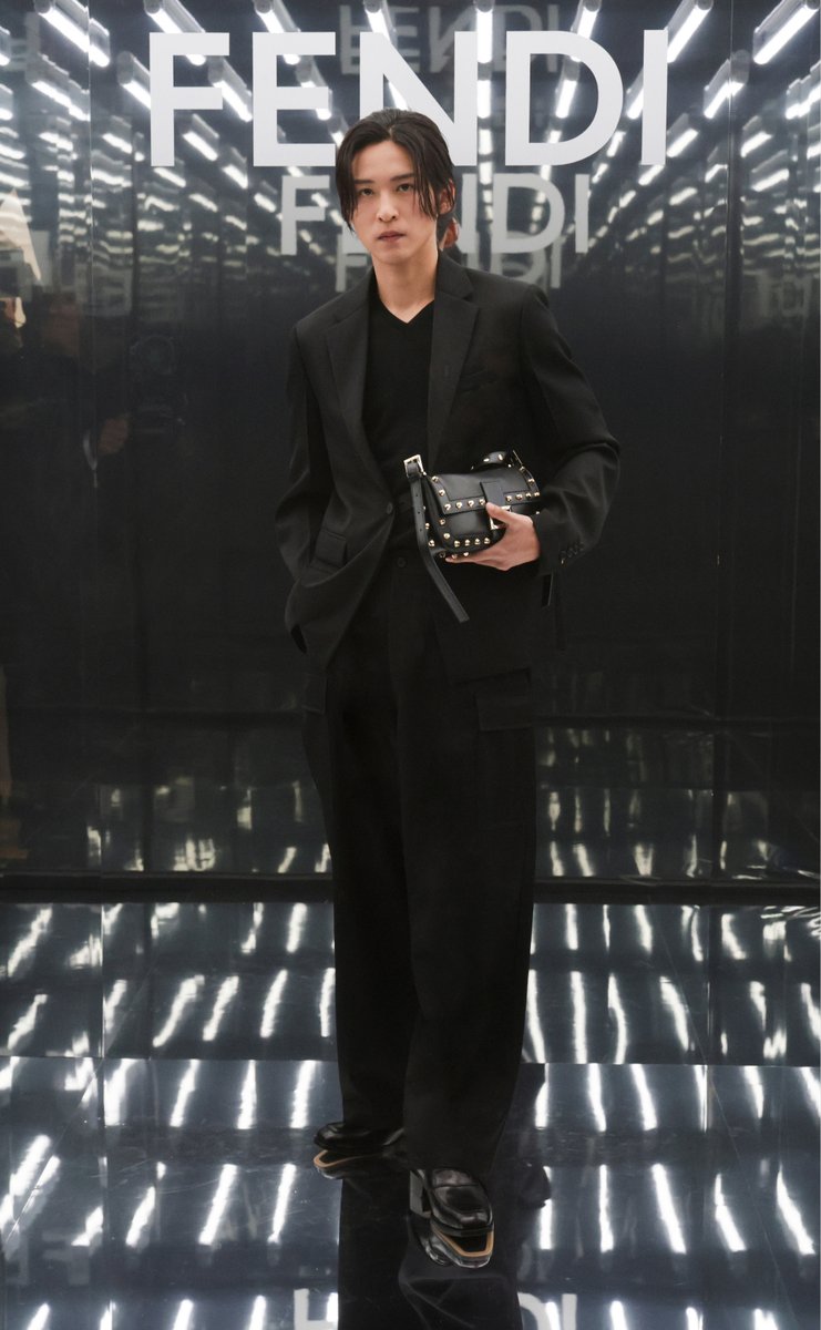 FENDI_JAPAN's tweet photo. フェンディ 2027年春夏コレクションのショーにMINAや目黒蓮など世界各国のセレブリティが出席
───────
フェンディは、2026年9月23日（水）21時（日本時間）にミラノショールームにて、チーフ クリエイティブ オフィサー、マリア・グラツィア・キウリによる2027年春夏コレクションを発表いたしました。

日本からは、ジャパンブランドアンバサダーを務めるTWICEおよびMISAMOのMINAやブランドアンバサダーを務めるアーティストで俳優の目黒蓮、Stray Kidsのバンチャン、俳優のモニカ・ベルッチやタン・ジェンツーなど、各国のブランドアンバサダーがショーに駆け付けました。

#Fendi #FendiSS27 #MINA #RenMeguro #BangChan

▼2027年春夏コレクション詳細はこちら
https://t.co/p3KjEFWnt9