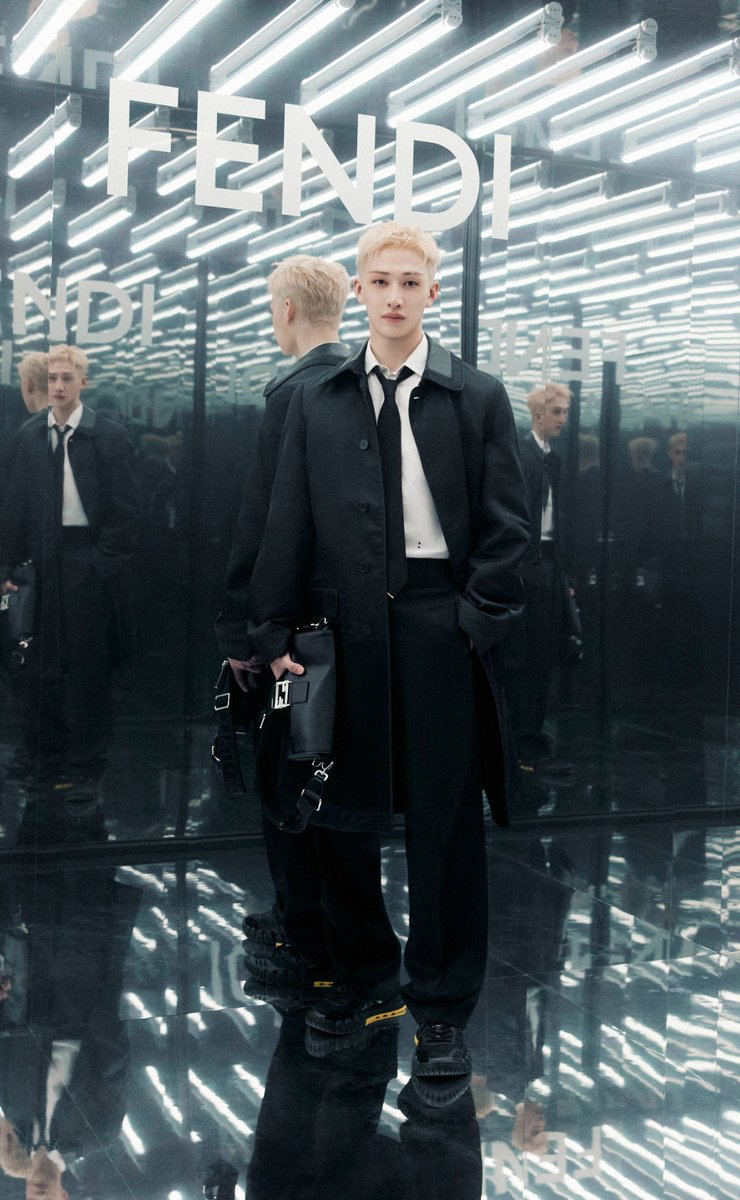 FENDI_JAPAN's tweet photo. フェンディ 2027年春夏コレクションのショーにMINAや目黒蓮など世界各国のセレブリティが出席
───────
フェンディは、2026年9月23日（水）21時（日本時間）にミラノショールームにて、チーフ クリエイティブ オフィサー、マリア・グラツィア・キウリによる2027年春夏コレクションを発表いたしました。

日本からは、ジャパンブランドアンバサダーを務めるTWICEおよびMISAMOのMINAやブランドアンバサダーを務めるアーティストで俳優の目黒蓮、Stray Kidsのバンチャン、俳優のモニカ・ベルッチやタン・ジェンツーなど、各国のブランドアンバサダーがショーに駆け付けました。

#Fendi #FendiSS27 #MINA #RenMeguro #BangChan

▼2027年春夏コレクション詳細はこちら
https://t.co/p3KjEFWnt9
