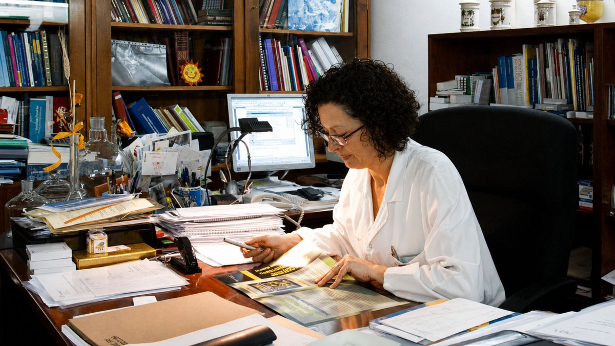 santpaubcn's tweet photo. Nomenada directora del Servei de Farmàcia l’any 2000, Mangues impulsà la robotització, la centralització de la preparació de medicaments, la telefarmàcia i nous models d'atenció farmacèutica. Un llegat innovador que contribuí a la qualitat assistencial de Sant Pau.

#625SantPau https://t.co/OTcJm46ELF