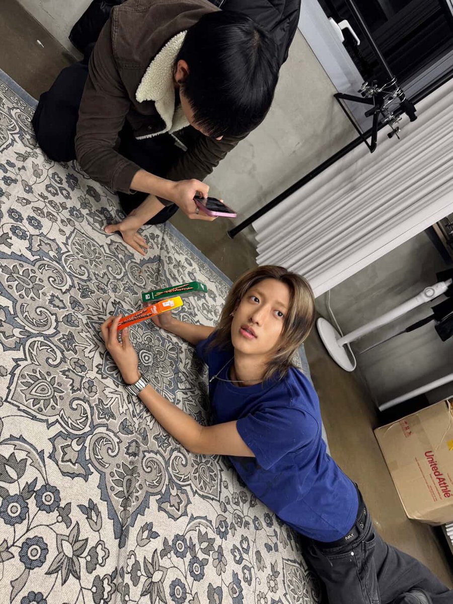 Hheeeeyy's tweet photo. 동생은 팔을 쭉 뻗어서 형보다 더 위에서 찍어주고 형은 무릎까지 꿇고 포복하는 자세로 찍어주는 것까지 뉼닟 정체성 https://t.co/JoIDkHphV0