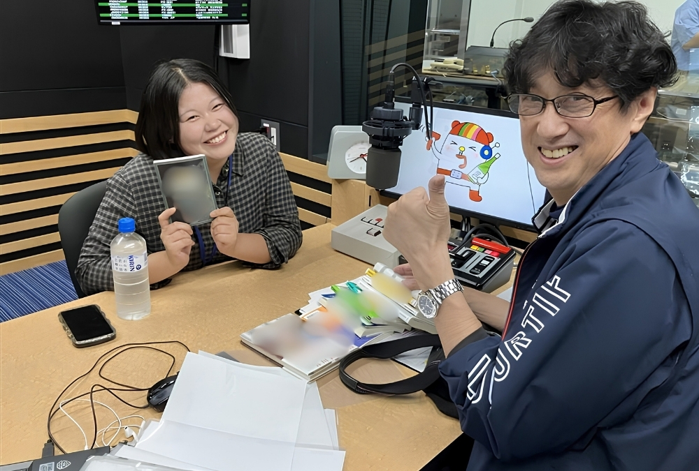RKC_radio's tweet photo. \\ただいま放送中//
╭━━━━━╮
#とさイブ
╰━v━━━╯
金曜日は丸山アナと大学生コンビ👨🦱👩
⏰午後6時からは🧐
➡️➡️ #DigDeeper
テーマは…「若者の活字離れ」
普段、本は読みますか?
今の若い世代はどんな本を読む??
お楽しみに✨
#高知放送 #丸山修アナウンサー https://t.co/EUilwQ5IkZ