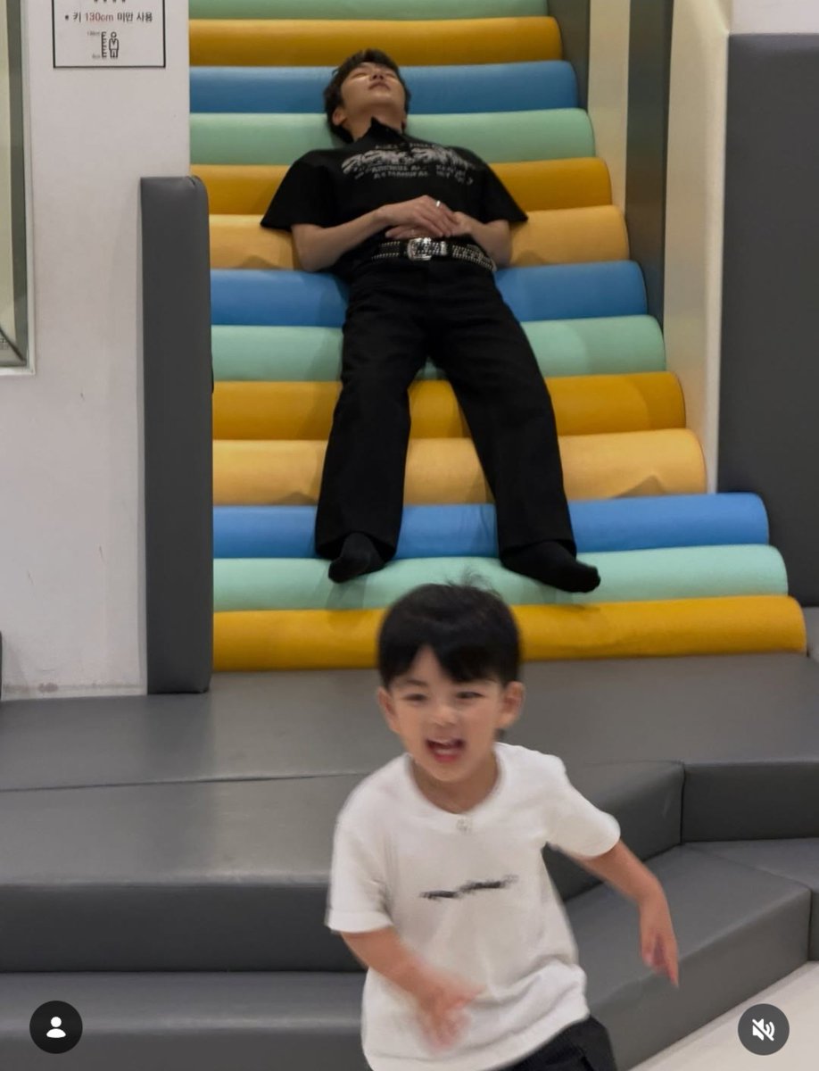 ptgshinee's tweet photo. 2019 jinho vs 2026 jinho https://t.co/GClSqem79p