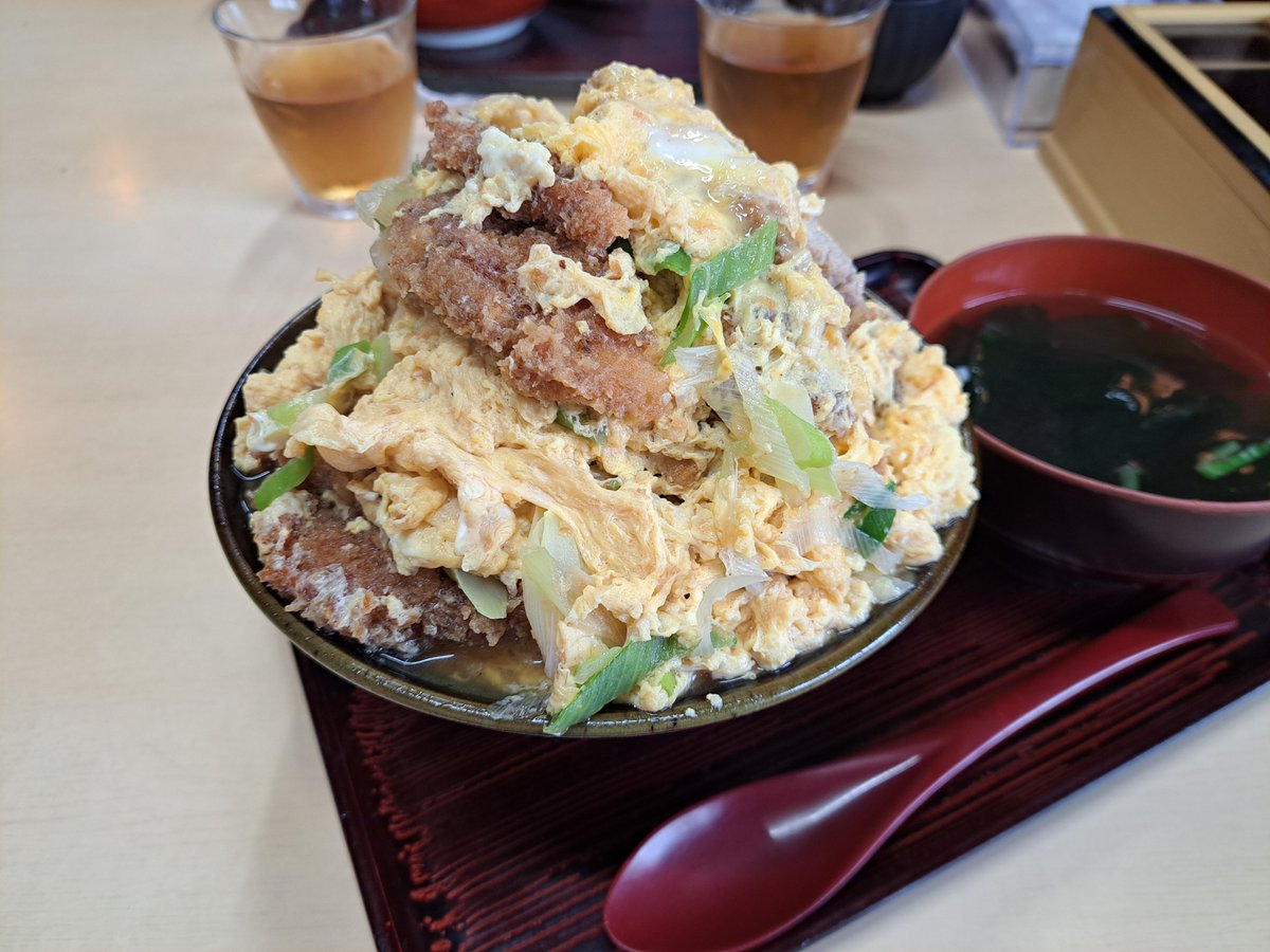 ojg2xv's tweet photo. 白山市笠間町にあるデカ盛りの名店、北野食堂へ
カツ丼��盛りとオムライス大盛りを注文。

個人的には同じ白山にある、こいしやの方が味は好みですが、安くお腹いっぱい食べるならココへ😼
ごちそうさまでした😌

#白山市笠間町
#デカ盛りグルメ
#北野食堂 https://t.co/sLVhvOCaC6