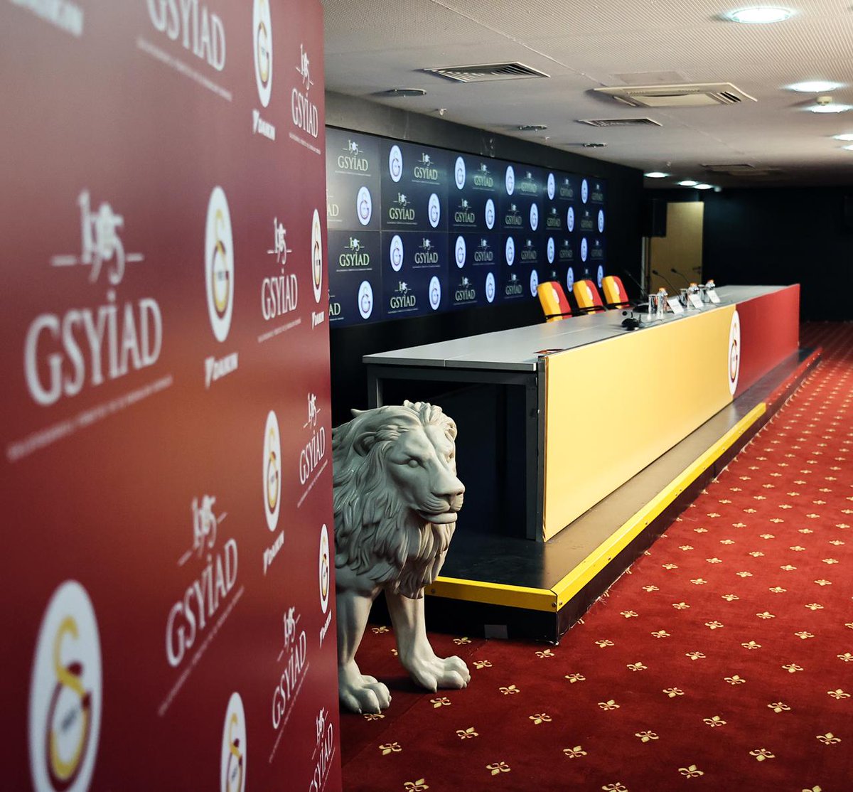 GalatasaraySK's tweet photo. Kulübümüz ile 1905 Galatasaraylı Yönetici ve İş İnsanları Derneği arasında gerçekleştirilecek olan Galatasaray Daikin Kadın Voleybol Takımımızın forma sırt sponsorluk anlaşmasının imza törenini saat 11.30’dan itibaren Galatasaray YouTube Kanalı ve GSPlus’tan canlı yayınla izleyebilirsiniz.