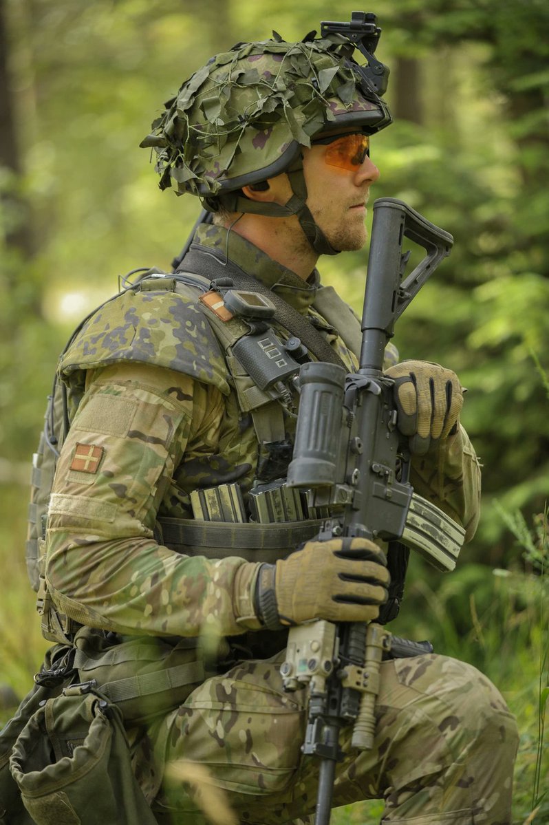 PrzemekShura's tweet photo. 🇩🇰 Duński wywiad: w najbliższych miesiącach kraje NATO osiągną „czerwony” poziom niebezpieczeństw.
Według raportu duńskiego wywiadu wojskowego, cytowanego przez agencję Reuters, istnieje niskie, ale rosnące ryzyko ograniczonego ataku militarnego rosji na kraje NATO w celu wywołania podziałów w Sojuszu. Duńskie służby nie wskazują na plany pełnoskalowej inwazji, lecz ostrzegają przed drastyczną eskalacją wojny hybrydowej w nadchodzących miesiącach. Przeczytaj pełny artykuł w serwisie Reuters. 

Thomas Ahrenkiel zakreślił najbardziej prawdopodobne scenariusze ataku:
rosja przerzuci wojsko do strefy przygranicznej Sojuszu w celu „ochrony ludności rosyjskojęzycznej”;
prócz incydentów lądowych, duńskie służby ostrzegają przed prowokacjami w przestrzeni powietrznej. Rosja może celowo skierować rakiety lub drony na infrastrukturę logistyczną wspierającą Ukrainę, a następnie oficjalnie twierdzić, że doszło do „przypadkowego naruszenia granicy” lub że były to bezzałogowce ukraińskiej produkcji (operacja false-flag). 

W ślad za tym raportem, powiązana Duńska Agencja ds. Cyberbezpieczeństwa oficjalnie podniosła poziom zagrożenia destrukcyjnymi cyberatakami z umiarkowanego do WYSOKIEGO. Służby posiadają wiedzę o planowaniu przez rosyjskie grupy konkretnych operacji sabotażowych wymierzonych w infrastrukturę krytyczną Europy Północnej