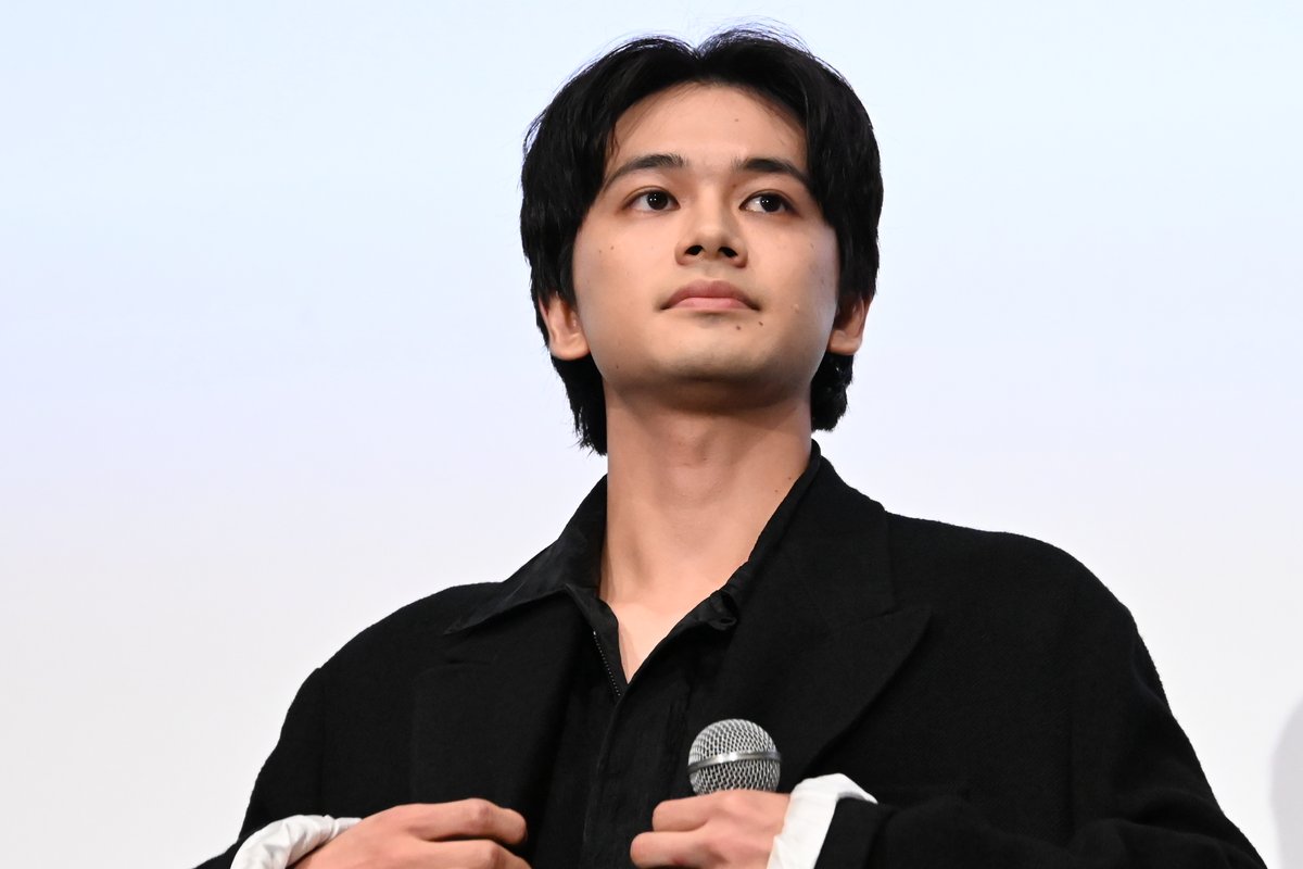 encountofficial's tweet photo. 〖　#𝐸𝑁𝐶𝑂𝑈𝑁𝑇 𝑃𝐻𝑂𝑇𝑂　〗

北村匠海、主演映画初日に“初めての感覚”
「うれしくもあり、少し寂しくも」　
https://t.co/vruliR7kit

映画『しびれ』初日舞台あいさつに登壇❕
撮影は「俳優としての集大成だと思って臨んだ」

#映画しびれ #北村匠海 @shibire_movie https://t.co/UIKGT17EvZ