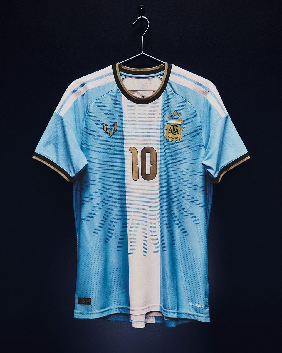 soccershop_kamo's tweet photo. リオネル・メッシの偉大な功績と伝説的なキャリアを称える特別なユニフォーム「AFA10」が登場🩵🤍

#サッカーショップKAMO では、オンラインストア限定で発売開始！✨

詳しくは🔽
https://t.co/5EUYZBvQCg

#adidas
#KAMO https://t.co/VJnY6UE2NK