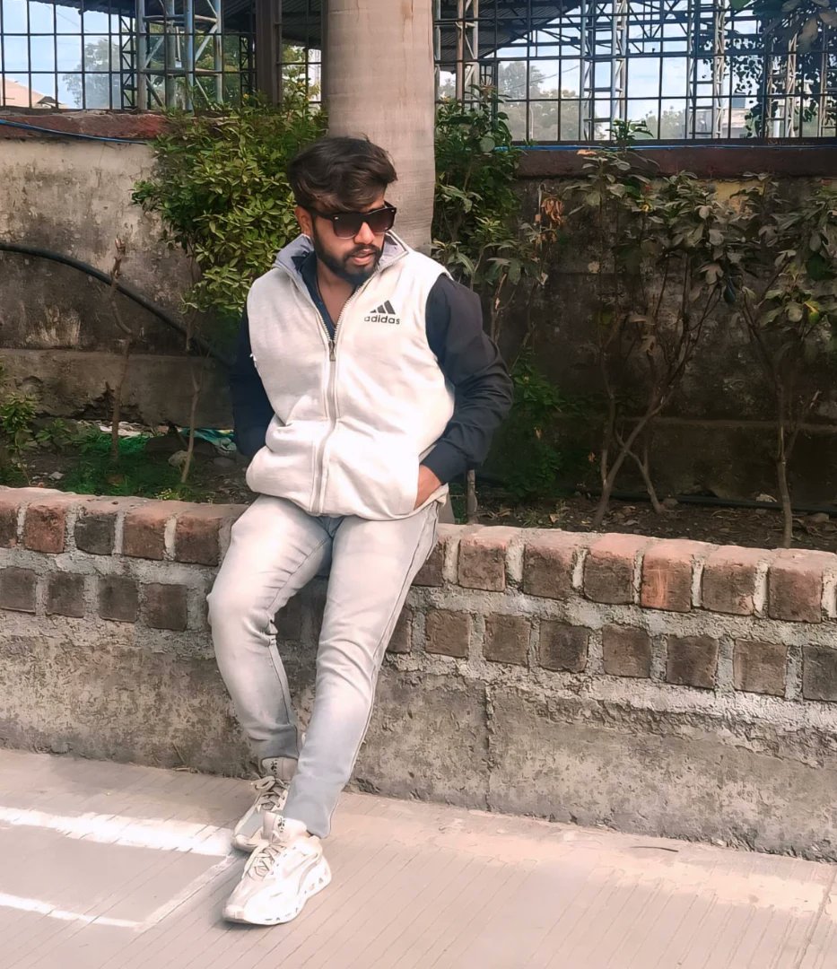 DebbraLogwn5co's tweet photo. Shinde ji, pyaar ki talaash mein hum aapke kareeb aa gaye… Jinee. https://t.co/ciA8DHVm9k