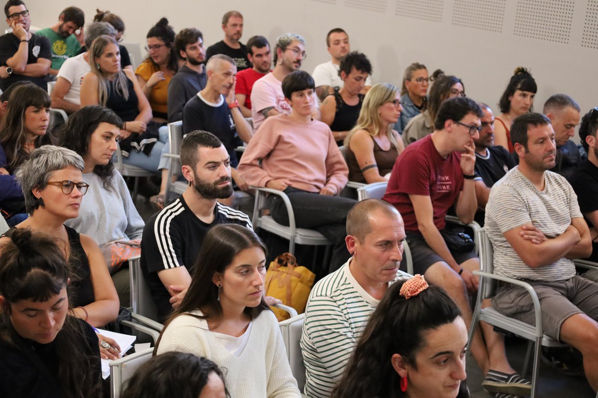 LABsindikatua's tweet photo. 📢 Euskal sindikalismo eraldatzailea indartzeko deia egin du LABek, eragiteko gaitasuna biderkatzeko

➡️ Hauteskunde sindikaletan oldarraldi erreakzionarioari erantzun irmoa emateko deia egin die euskal langileei: “Euskal Herritik ez  dira pasako!”

🔗 https://t.co/yDzORrOfjl https://t.co/qOgN77o6oy