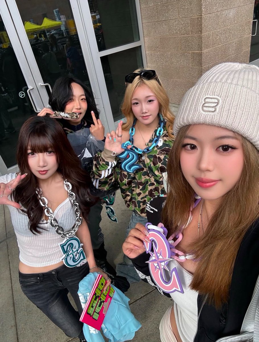 woojin_eyes's tweet photo. Lucky fans , got Lngshot chains https://t.co/iMPMAKLun7
