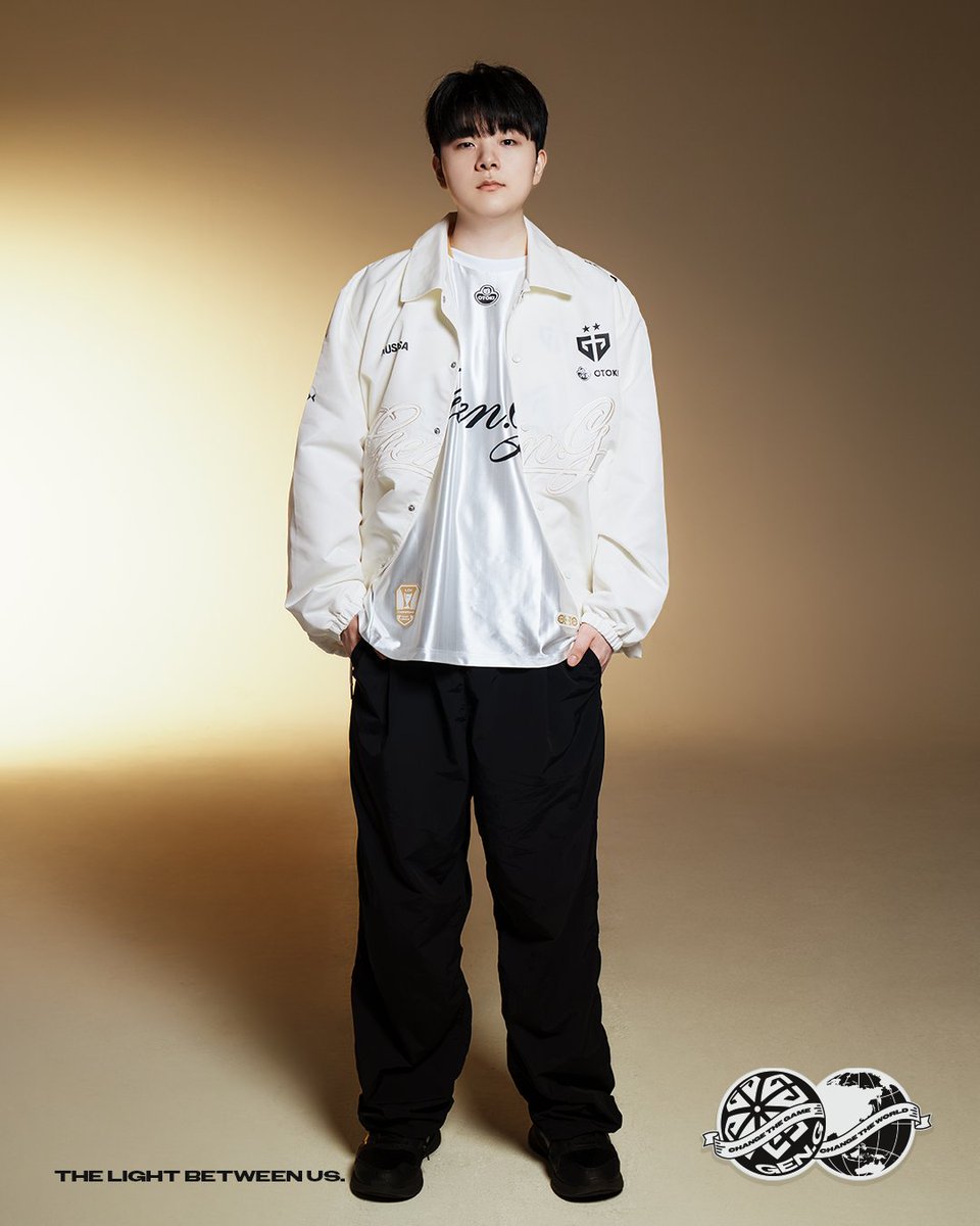 GenG's tweet photo. “My competitive drive pushes me to work harder, but the people who have been with me for a long time and the fans who support me are also a source of motivation. Their support makes me want to push myself even further.” - Canyon

The light you’ve shown us gives us the strength to keep going.
And together, we carry it to Worlds.

𝐓𝐇𝐄 𝐋𝐈𝐆𝐇𝐓 𝐁𝐄𝐓𝐖𝐄𝐄𝐍 𝐔𝐒

Get the 2026 Worlds Kit.
📷 Membership Pre-Sales: Oct. 1
📷 Public Sales: Oct. 8

🛒 PRODUCT PAGE 
Jacket  : https://t.co/qidO7e9VxB
Jersey : https://t.co/4ZO2JerlAY

#GENG #KCCRD #TIGERNATION #Worlds2026 #TheLightBetweenUs