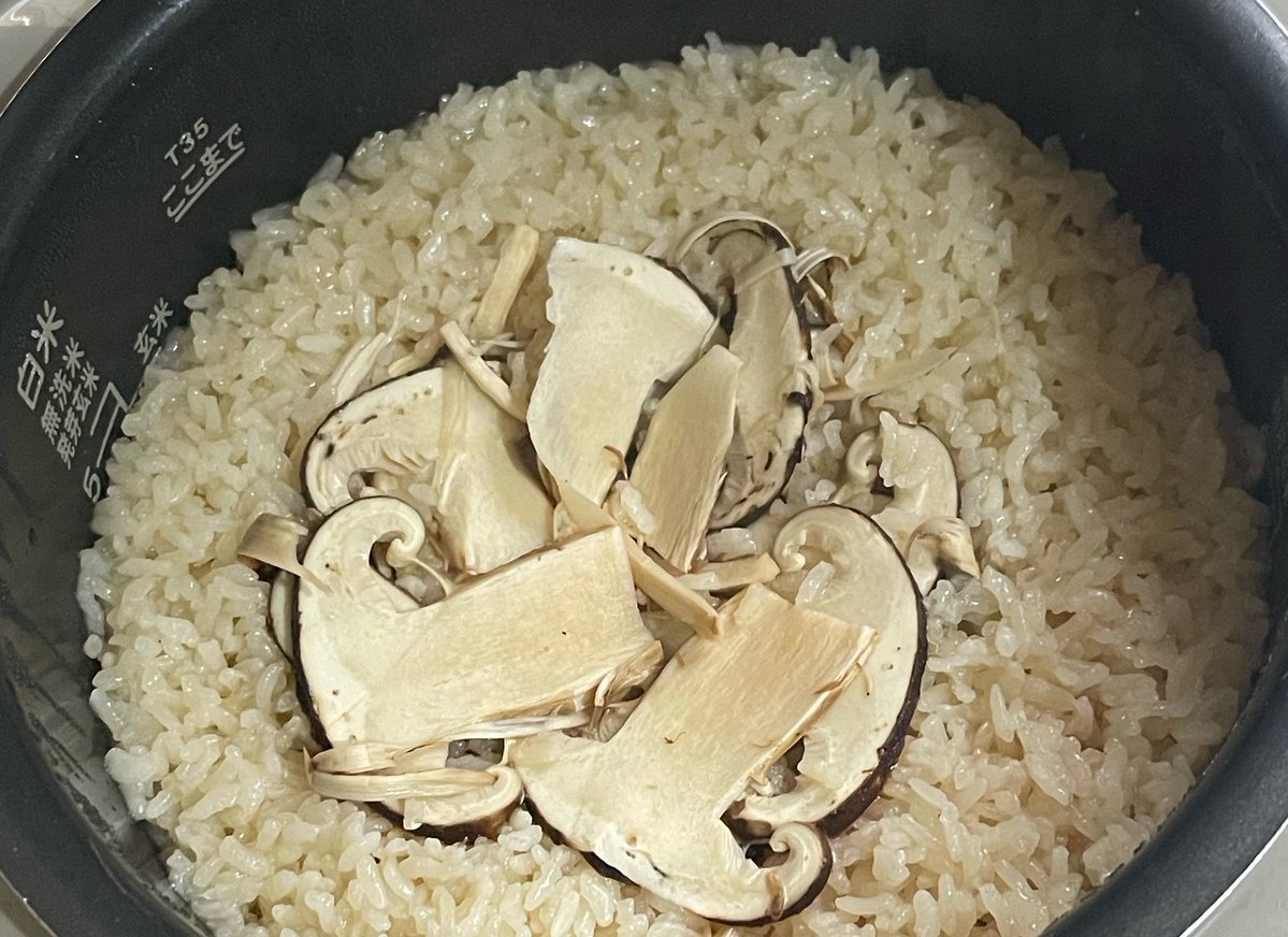 TON_8O's tweet photo. 今宵は岩手育ちのキノコご飯🍄‍🟫で乾杯🥳 https://t.co/emRIqGM4Nx