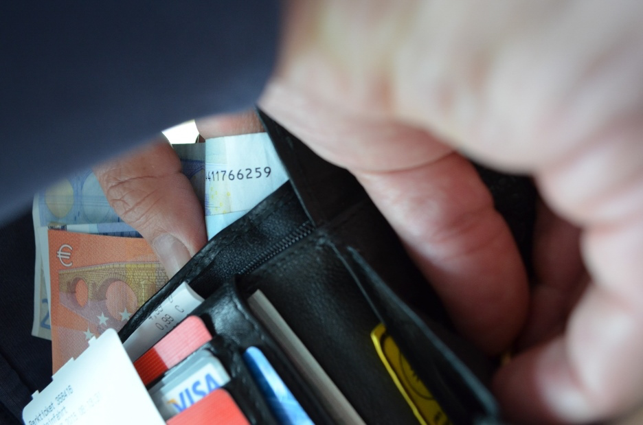 SH_Polizei's tweet photo. Am Dienstag identifizierten #Polizei​beamte in #Eutin einen Mann, der Passanten mit einem Trick abgelenkt haben soll, um Geld aus ihren Börsen zu entwenden. Der 50-Jährige ist möglicherweise für mehr als 13 Taten aus den letzten zwei Jahren verantwortlich: https://t.co/Gp9ByK8X6I https://t.co/i5rEH86mmU