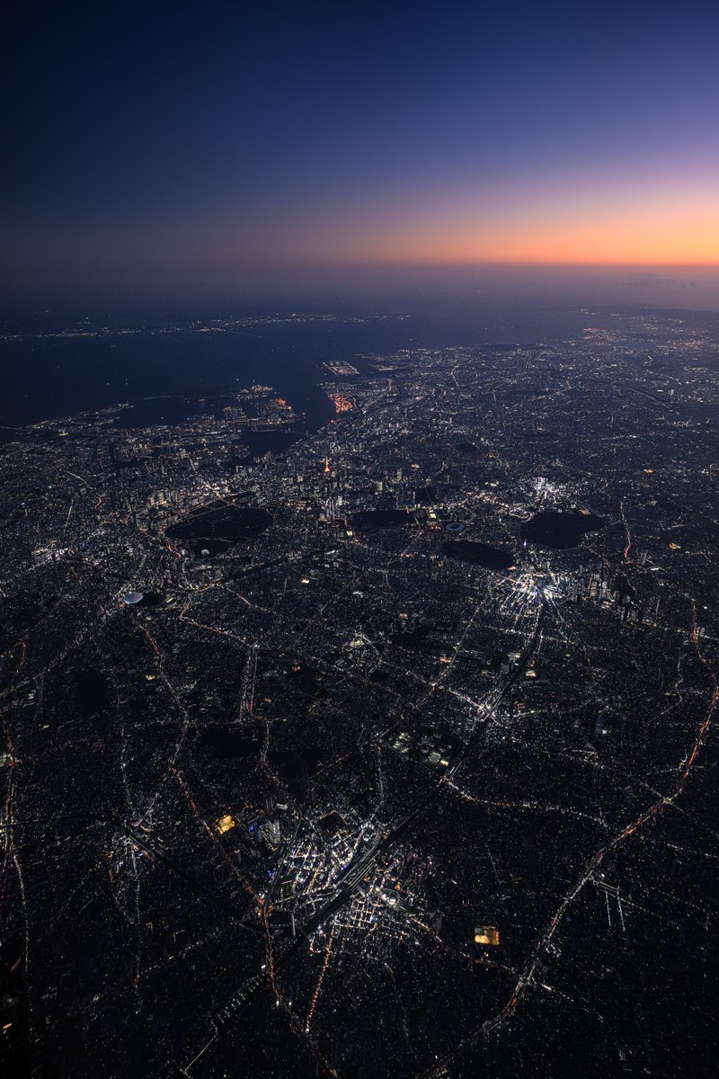 Nitto_Photo's tweet photo. 空から見るたび、太平洋ベルトの夜景には圧倒される。

暮れ時に羽田から長崎へ飛んだ。
約1時間半の飛行中、機窓からは都市の光が途絶えることなく見え続け、次第に暮れゆく空のグラデーションとともに見惚れているとあっという間に到着してしまった。

西日本へ飛ぶときはなるべく夜を選ぶ理由。 https://t.co/IutQmQicY0