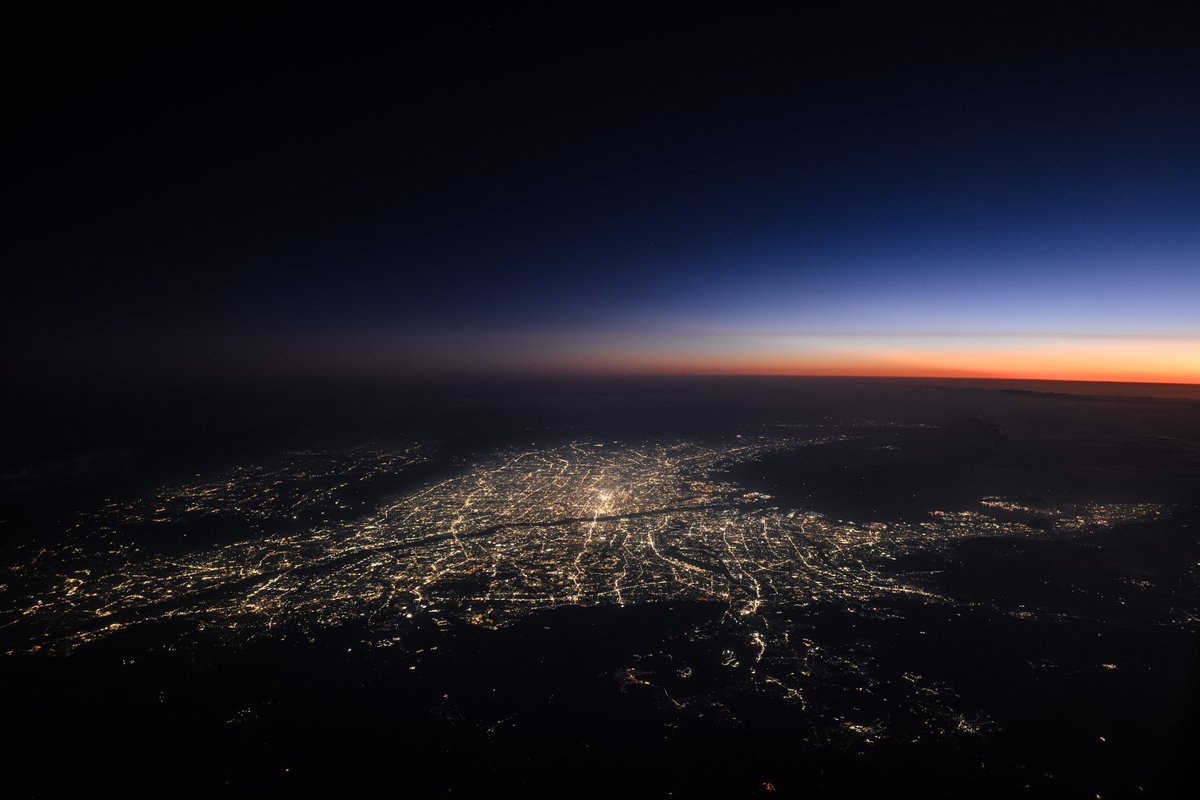 Nitto_Photo's tweet photo. 空から見るたび、太平洋ベルトの夜景には圧倒される。

暮れ時に羽田から長崎へ飛んだ。
約1時間半の飛行中、機窓からは都市の光が途絶えることなく見え続け、次第に暮れゆく空のグラデーションとともに見惚れているとあっという間に到着してしまった。

西日本へ飛ぶときはなるべく夜を選ぶ理由。 https://t.co/IutQmQicY0