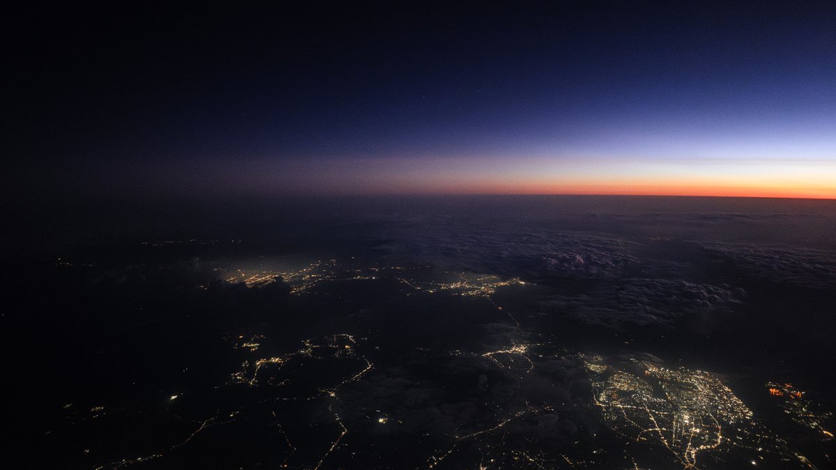 Nitto_Photo's tweet photo. 空から見るたび、太平洋ベルトの夜景には圧倒される。

暮れ時に羽田から長崎へ飛んだ。
約1時間半の飛行中、機窓からは都市の光が途絶えることなく見え続け、次第に暮れゆく空のグラデーションとともに見惚れているとあっという間に到着してしまった。

西日本へ飛ぶときはなるべく夜を選ぶ理由。 https://t.co/IutQmQicY0