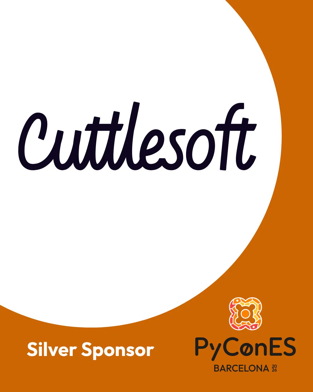 Español
Logo de Cuttlesoft sobre fondo blanco con marco curvo marrón. Abajo: "Silver Sponsor" junto al logo de PyConES Barcelona 2026.

Català
Logo de Cuttlesoft sobre fons blanc amb marc corbat marró. A baix: "Silver Sponsor" amb el logo de PyConES Barcelona 2026.

English
Cuttlesoft logo on a white background with a curved brown frame. Below: "Silver Sponsor" next to PyConES Barcelona 2026 logo.