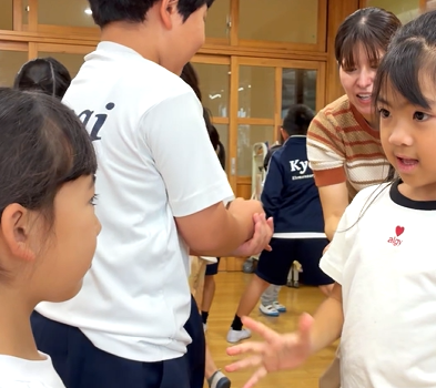 KyoaiES's tweet photo. 9月16日、にじいろ子ども園の年長さんと1年生が交流しました。手遊びやじゃんけんゲームを楽しんだ後は、手をつないで校舎探検。「ここは図書室だよ」と優しく案内する1年生の姿に、頼もしさを感じました😊✨ https://t.co/BX235RCu3U