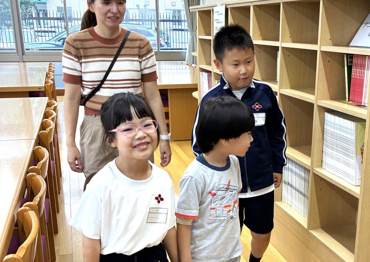 KyoaiES's tweet photo. 9月16日、にじいろ子ども園の年長さんと1年生が交流しました。手遊びやじゃんけんゲームを楽しんだ後は、手をつないで校舎探検。「ここは図書室だよ」と優しく案内する1年生の姿に、頼もしさを感じました😊✨ https://t.co/BX235RCu3U