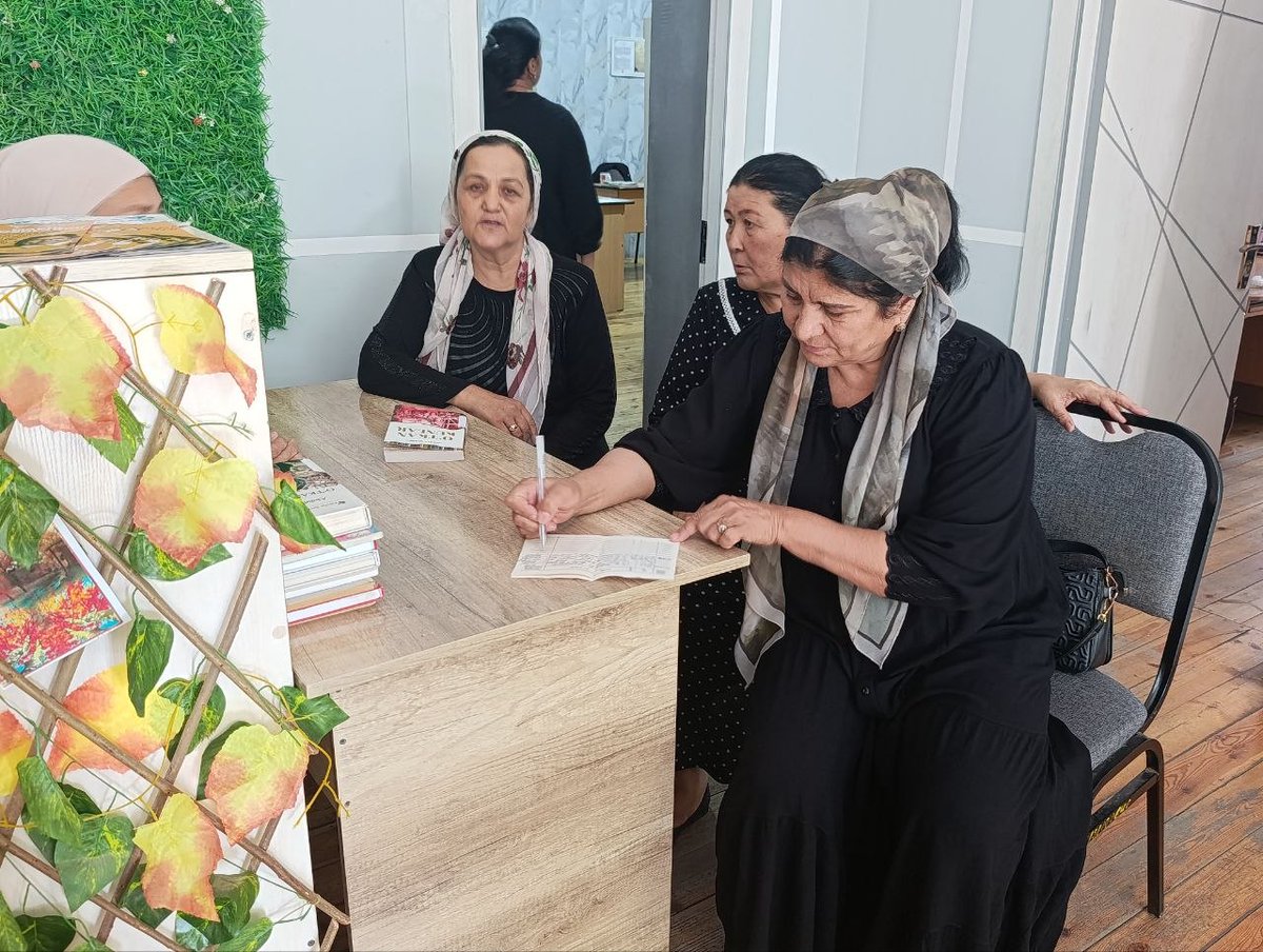 BeshariqTAKM's tweet photo. #kutubxona_uchinchi_makon
#tashrif 
 #hamkorlik
 #kitobxonlik

🏛️ Beshariq tumani Axborot-kutubxona markaziga tumandagi “Kelajak markazi” ustoz va murabbiylari “Kutubxona — uchinchi makon” loyihasi doirasida tashrif buyurdilar. https://t.co/kqAZ3pkxC9