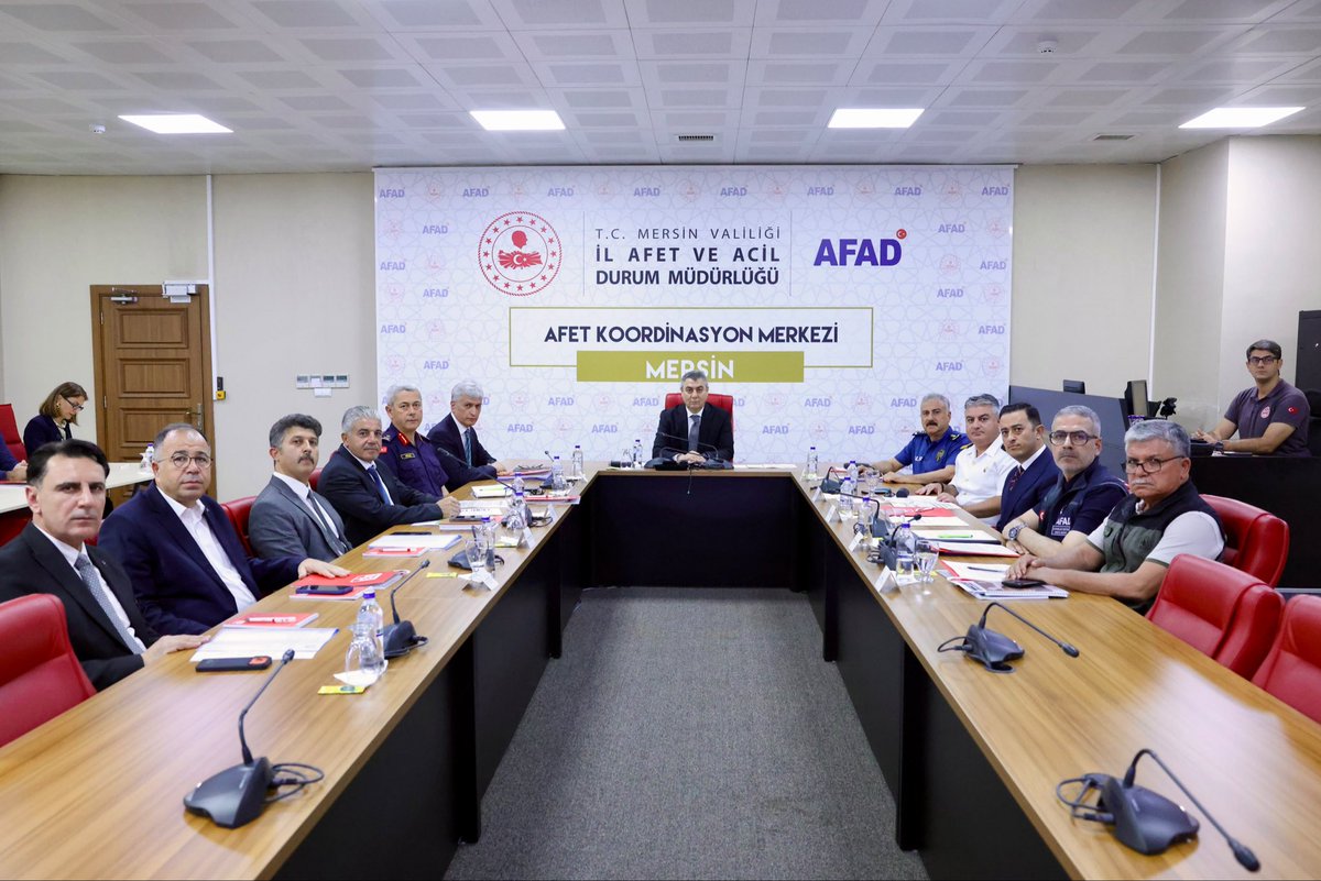 MersinValiligi's tweet photo. Mersin Valisi Atilla Toros’un başkanlığında, 112 Acil Çağrı Hizmetleri İl Koordinasyon Komisyonu Toplantısı gerçekleştirildi.

112 Acil Çağrı Merkezi Müdürlüğünde düzenlenen toplantıda, acil çağrı hizmetlerinin işleyişi ve kurumlar arası koordinasyon ele alındı; hizmetlerin etkinliğine yönelik değerlendirmelerde bulunuldu.

#Mersin