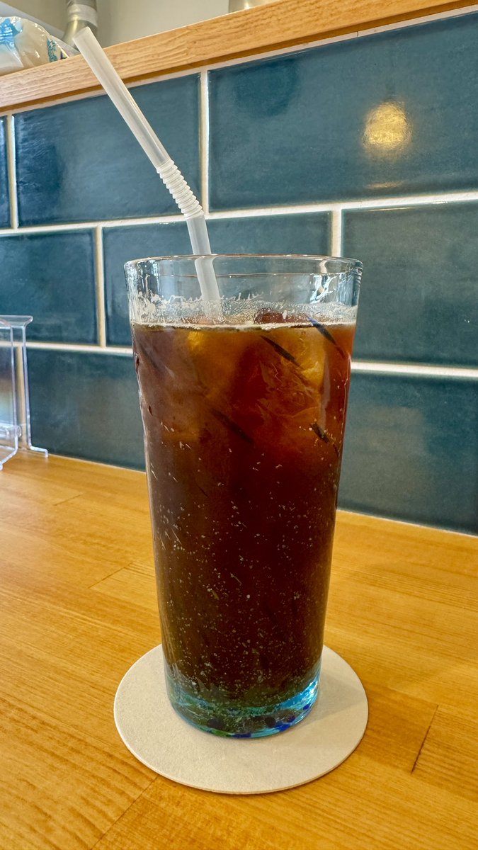 khakis_eida's tweet photo. 【GUSSY CREPE(グッシークレープ) 東京立川店】
・紅芋ティラミス
・冷コーヒー

紅芋が適度な甘さで全体の調和が取れていて、おいしい◎
もにゅっと柔らかい生地に対して、さつまいもチップのザクザクとした食感がアクセントに。また、見栄えも良く視覚的にも楽しめる。

#gussycrepe #立川 #クレープ https://t.co/LmAlBSoZGK