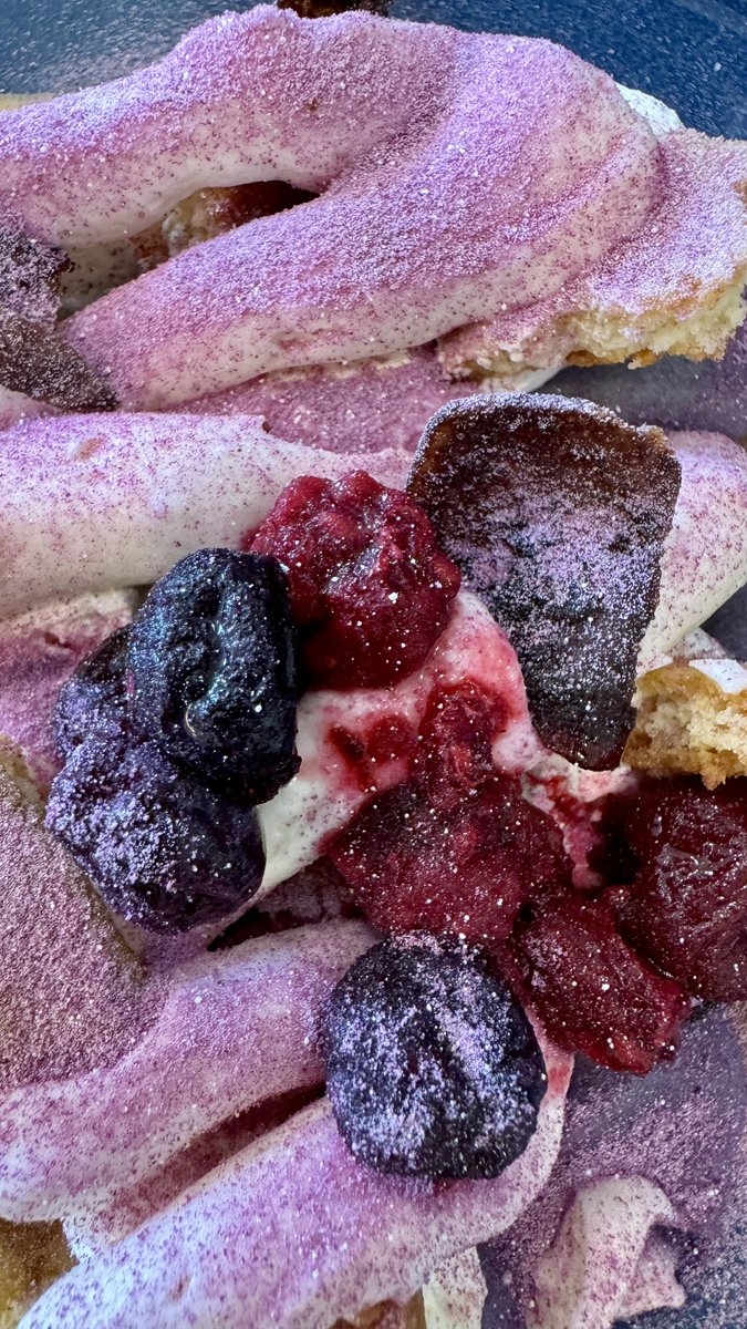 khakis_eida's tweet photo. 【GUSSY CREPE(グッシークレープ) 東京立川店】
・紅芋ティラミス
・冷コーヒー

紅芋が適度な甘さで全体の調和が取れていて、おいしい◎
もにゅっと柔らかい生地に対して、さつまいもチップのザクザクとした食感がアクセントに。また、見栄えも良く視覚的にも楽しめる。

#gussycrepe #立川 #クレープ https://t.co/LmAlBSoZGK