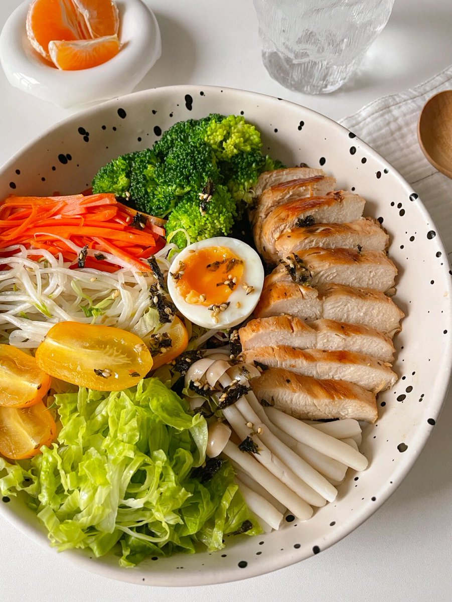 kellyzaki626419's tweet photo. Crazy delicious u0026 low-cal grilled chicken quinoa bowl for your fat loss journey! Packed with veggies, fiber u0026 lean protein to keep you full. #HealthyEating #减脂餐 https://t.co/ZKMeVagcl6