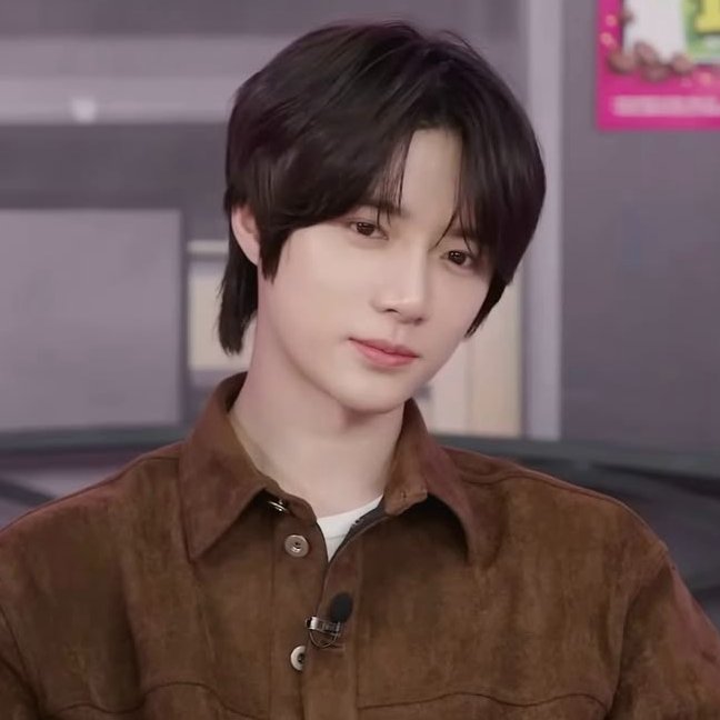 ghostingsoobin's tweet photo. i love it when beomgyu wears brown clothes because it’s really his color, it makes him look even more like a teddy bear 🤎 https://t.co/G1UoBLt9Hm