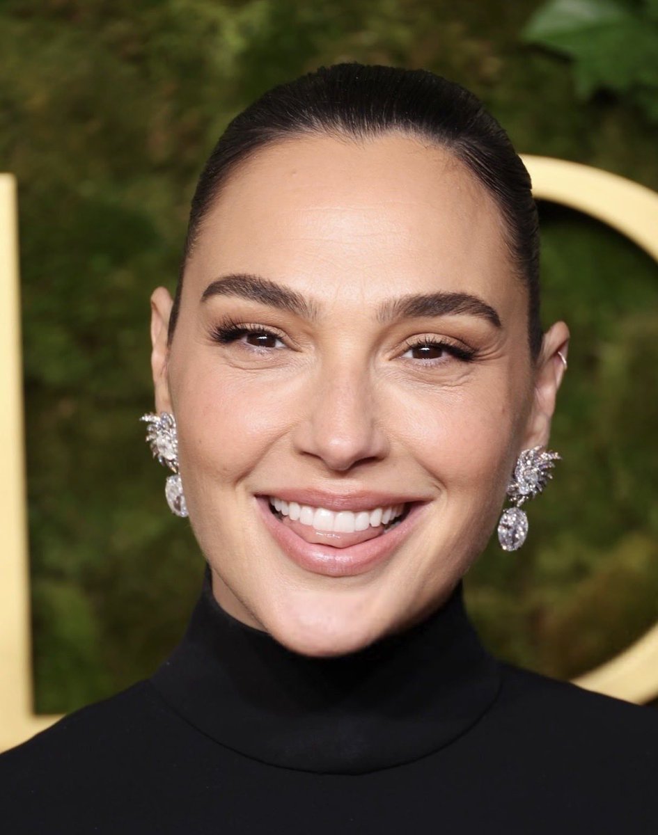 desireerugani's tweet photo. Ms. Rachel desafiou celebridades a colocarem US$ 1 milhão em ajuda aos palestinos.

Gal Gadot respondeu sem precisar dizer uma palavra.

A atriz destinou o seu prêmio de US$ 1 milhão do Genesis Prize para organizações israelenses que cuidam de saúde mental, trauma e recuperação de pessoas atingidas pela guerra, incluindo soldados feridos e veteranos das FDI.

GAL É UMA LENDA