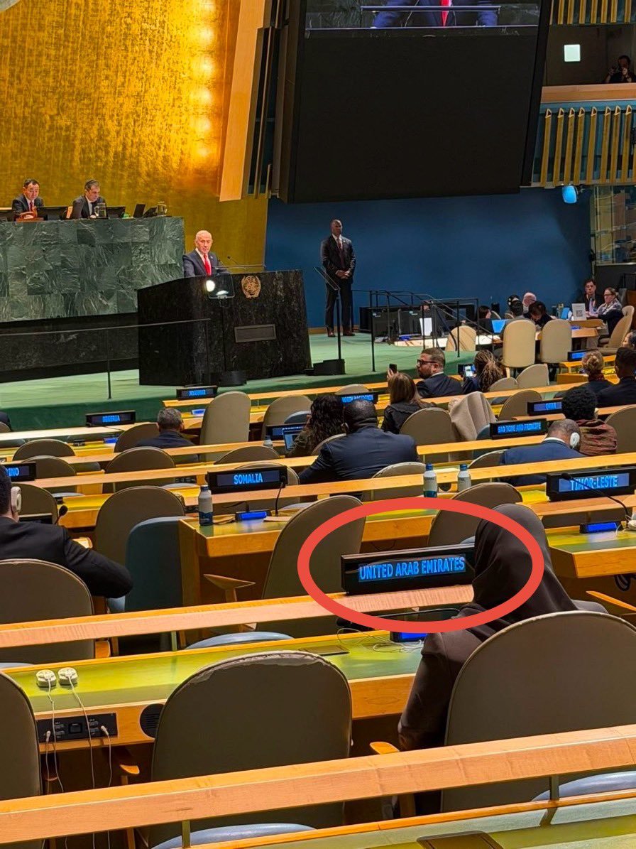 ibrahimkaragul's tweet photo. Netanyahu kürsüden; 

Cumhurbaşkanı Erdoğan'a iftiralar atarken, hakaretler ederken, 

Sen orada durmamalıydın. 

BAE de orada. 
Onu biliyoruz.
İsrail'in tek ortağı.

Ama sen olmamalıydın! 
Biz öyle yapmazdık...