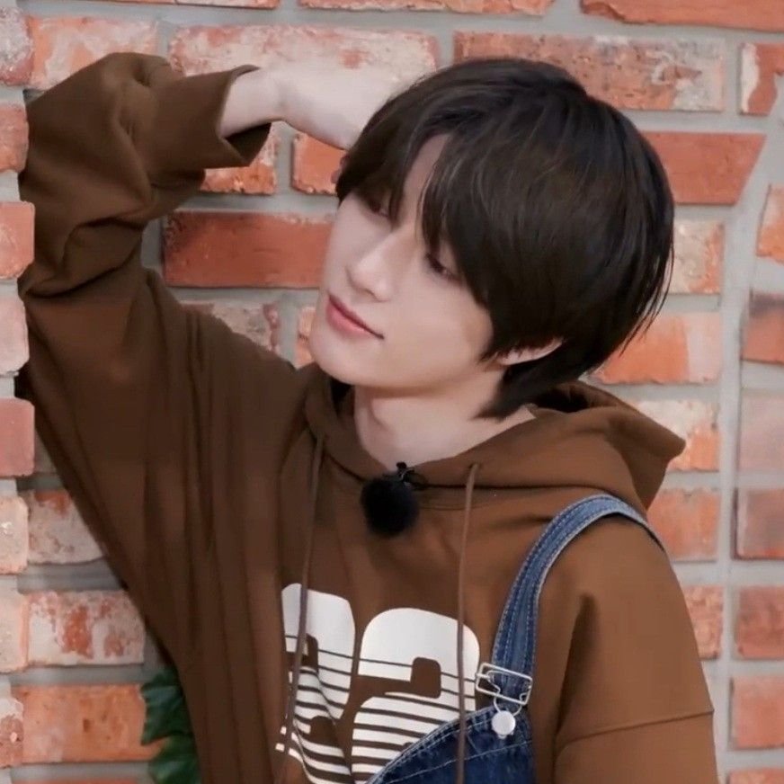 ghostingsoobin's tweet photo. i love it when beomgyu wears brown clothes because it’s really his color, it makes him look even more like a teddy bear 🤎 https://t.co/G1UoBLt9Hm