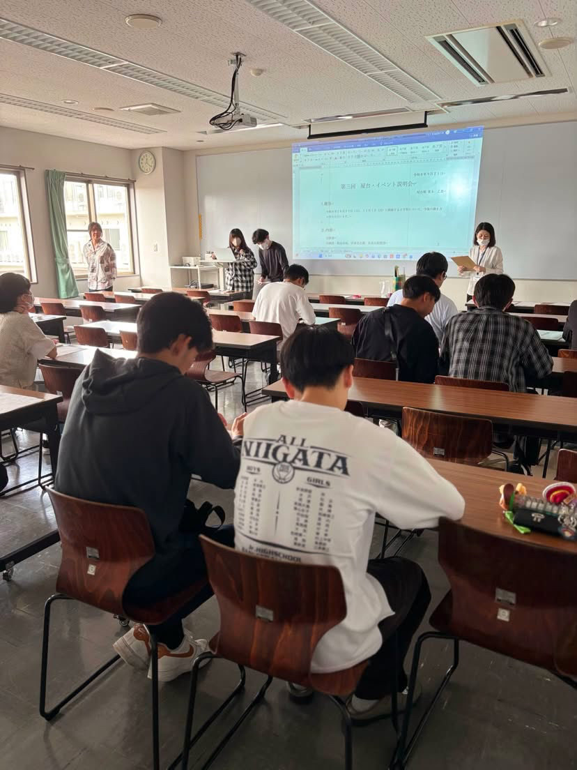 keidaisai's tweet photo. 🎪第3回 屋台説明会を開催しました！

大学祭に向けて、屋台出店者のみなさんへの説明会を行いました✨

本番に向けて準備も着々と進んでいます🔥
今年はどんな屋台が登場するのか…👀

大学祭当日をお楽しみに！🎉

#新潟経営大学 #大学祭 #屋台 #大学祭準備 https://t.co/dNVvFtz6Z8