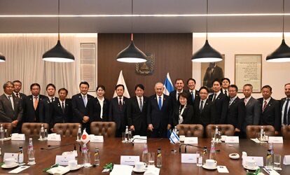 ashitawawatashi's tweet photo. え？

あなたたち自民党のお仲間がたくさんネタニヤフと記念撮影に収まってたけど、方針を変えたの？
#自民党は信用できない https://t.co/9rYQHvcRGc